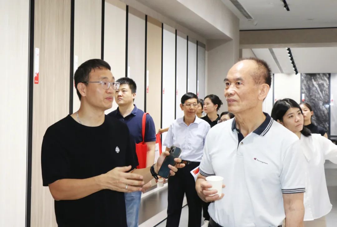 2024新銳榜專家評(píng)審團(tuán)蒞臨大將軍瓷磚總部考察，點(diǎn)贊品牌實(shí)力！(圖2)