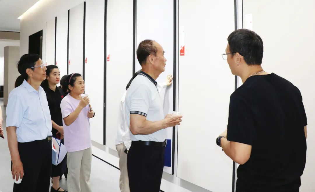 2024新銳榜專家評(píng)審團(tuán)蒞臨大將軍瓷磚總部考察，點(diǎn)贊品牌實(shí)力！(圖3)
