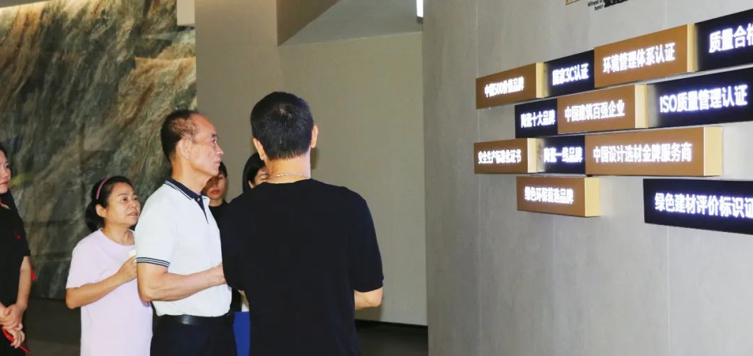 2024新銳榜專家評(píng)審團(tuán)蒞臨大將軍瓷磚總部考察，點(diǎn)贊品牌實(shí)力！(圖5)