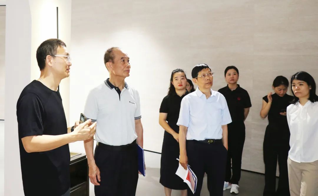 2024新銳榜專家評(píng)審團(tuán)蒞臨大將軍瓷磚總部考察，點(diǎn)贊品牌實(shí)力！(圖4)