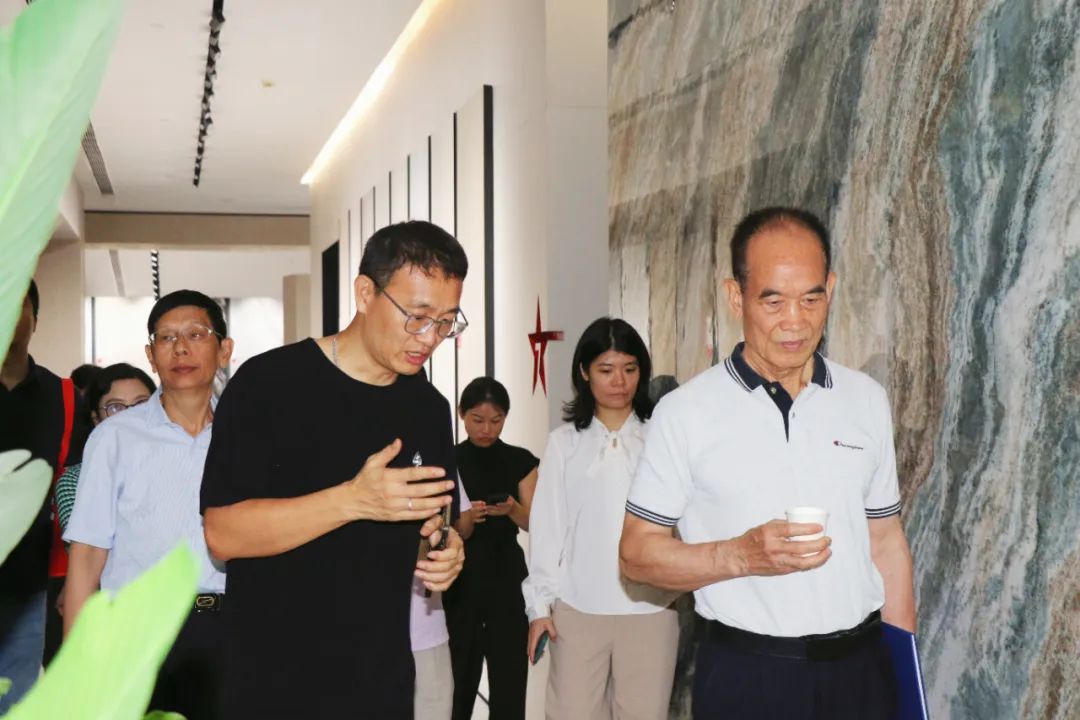 2024新銳榜專家評(píng)審團(tuán)蒞臨大將軍瓷磚總部考察，點(diǎn)贊品牌實(shí)力！(圖6)