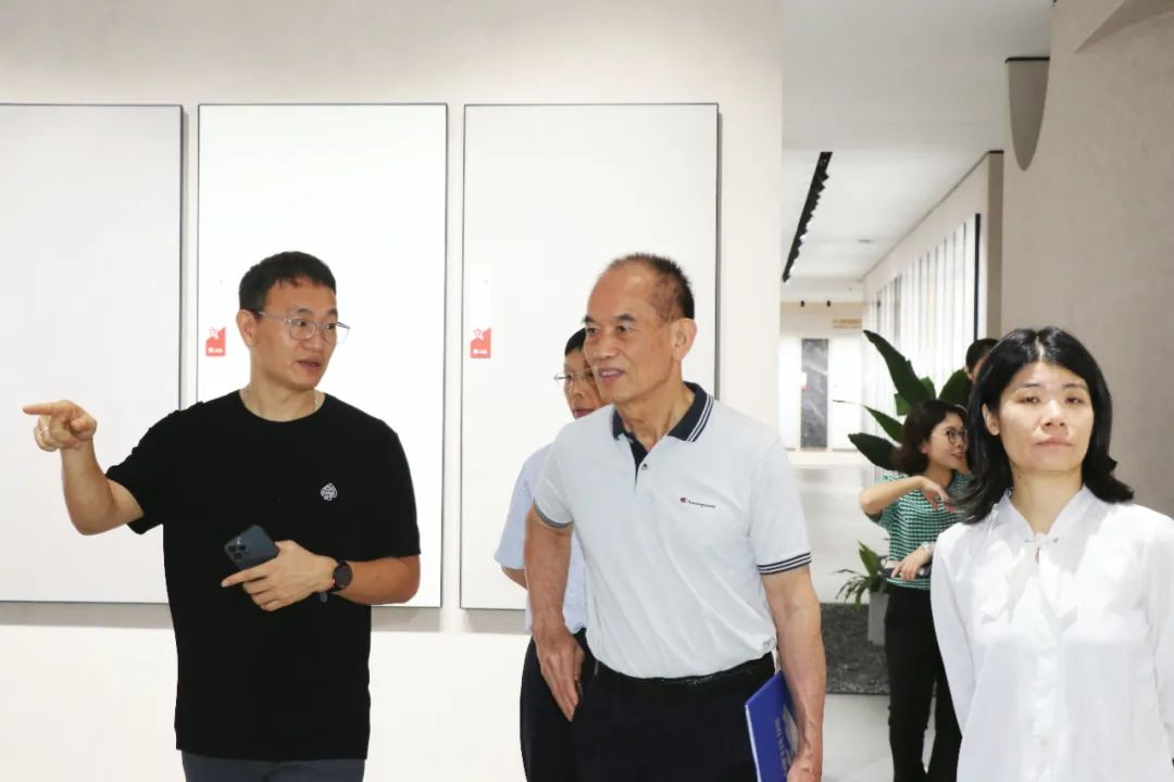 2024新銳榜專家評(píng)審團(tuán)蒞臨大將軍瓷磚總部考察，點(diǎn)贊品牌實(shí)力！(圖7)